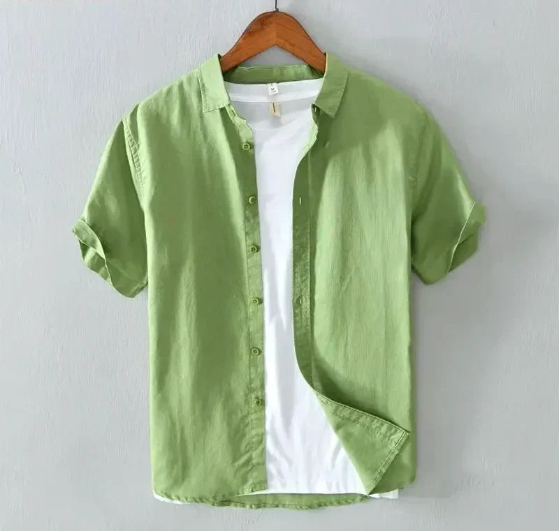 Camicia verde chiaro da uomo in cotone, maniche corte, abbinata a t-shirt bianca. Moda estiva casual, ideale per look fresco e moderno.