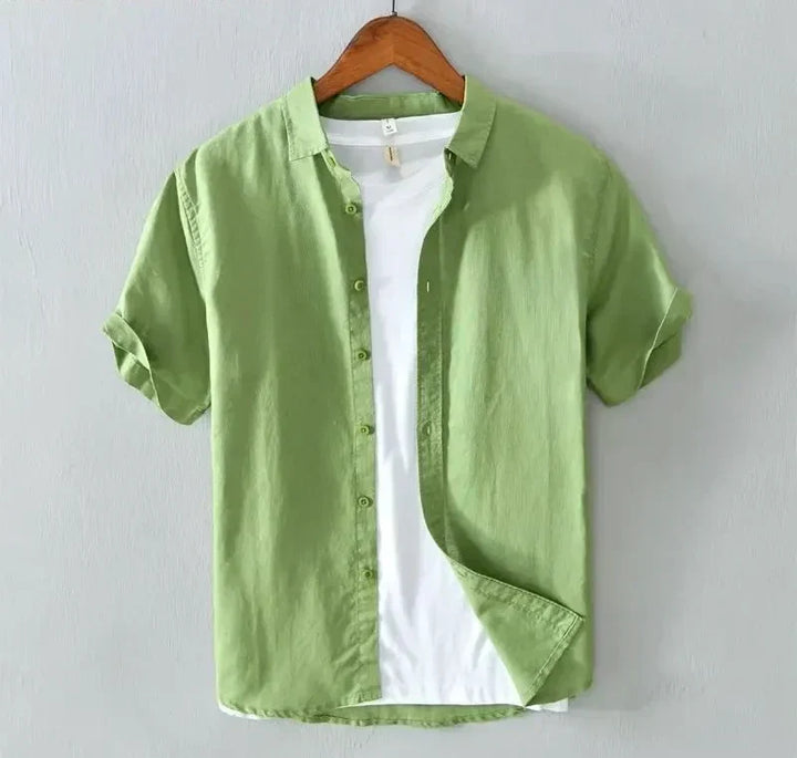 Camicia verde chiaro da uomo in cotone, maniche corte, abbinata a t-shirt bianca. Moda estiva casual, ideale per look fresco e moderno.
