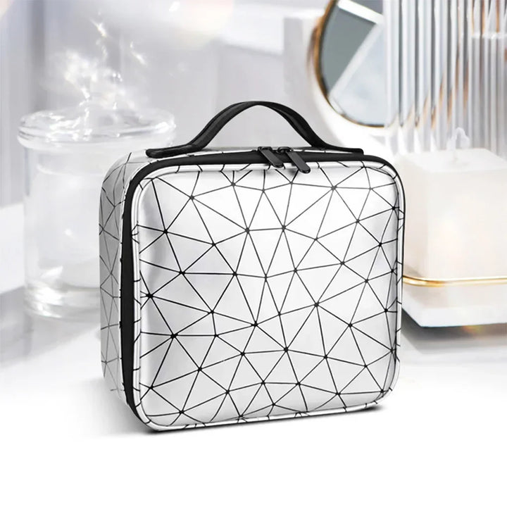 Astuccio cosmetico geometrico bianco e nero con manico, design moderno. Ideale per organizzare trucchi e accessori. Perfetto per viaggi e casa.