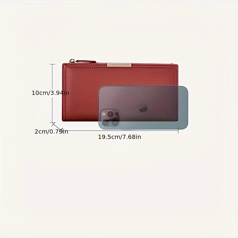 Portafoglio rosso in pelle con zip, dimensioni 19,5x10x2 cm, accanto a uno smartphone per confronto. Elegante accessorio moda uomo/donna.