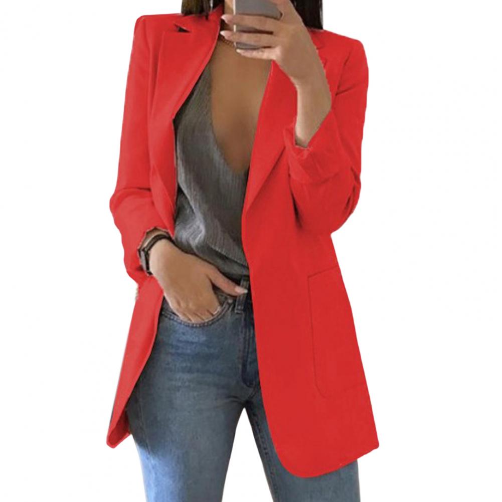Giacca blazer donna rossa elegante, abbinata a top grigio e jeans. Moda femminile, abbigliamento casual chic, tendenze autunno 2023.