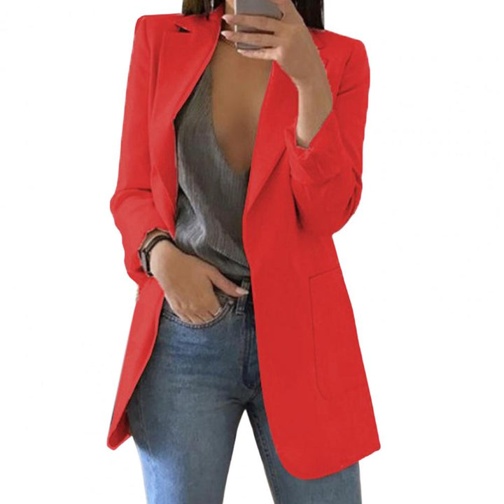 Giacca blazer donna rossa elegante, abbinata a top grigio e jeans. Moda femminile, abbigliamento casual chic, tendenze autunno 2023.
