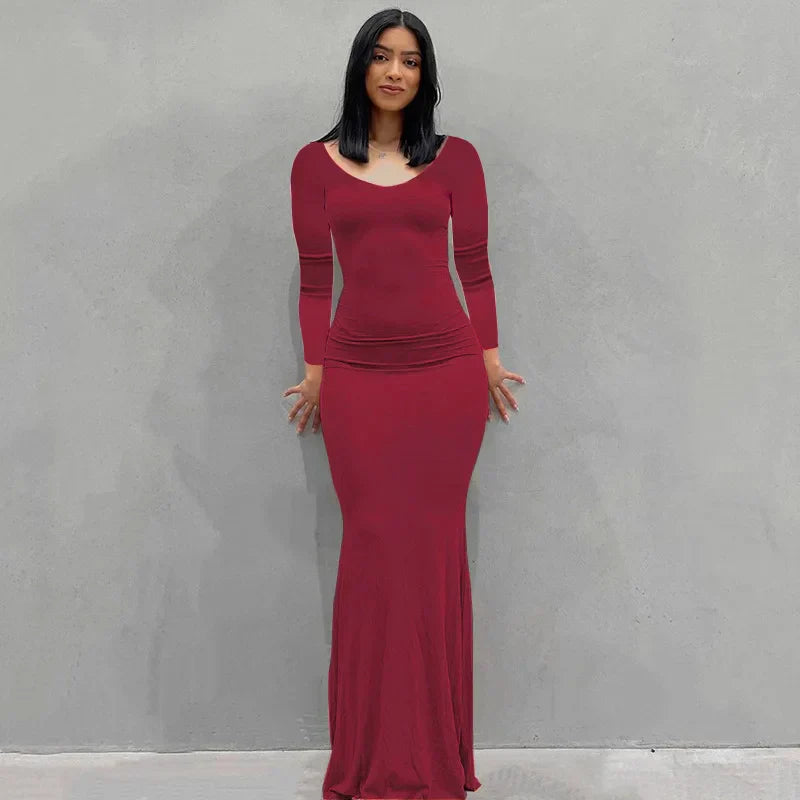 Abito lungo rosso elegante da donna, maniche lunghe, scollo a V, adatto per eventi formali e serate. Vestito aderente, moda femminile.