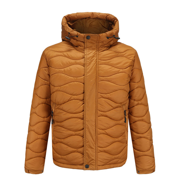 Giacca invernale uomo marrone con cappuccio, imbottitura trapuntata, chiusura zip, tasche laterali. Moda uomo, abbigliamento caldo, giacca casual.