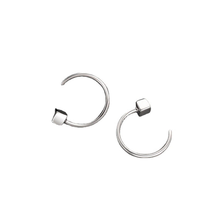 Orecchini a cerchio in argento minimalista, design moderno, chiusura a perno, gioielli eleganti per donna, accessori moda.