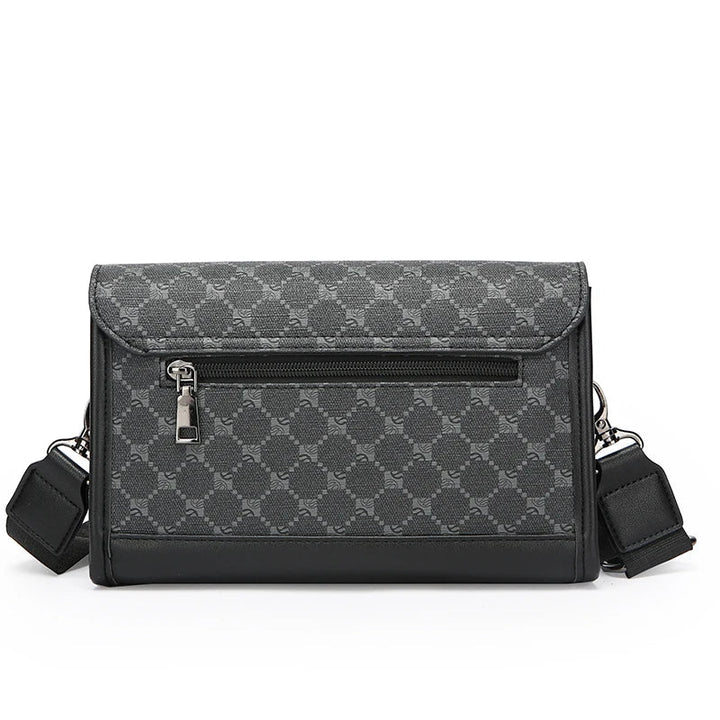 Borsa a tracolla nera con motivo geometrico, tasca frontale con zip, dettagli in pelle, ideale per moda uomo, accessori eleganti e pratici.