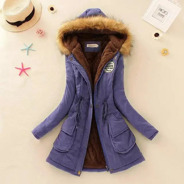 Giacca invernale donna viola con cappuccio foderato in pelliccia sintetica, tasche frontali, decorazioni a stella, ideale per moda autunno inverno.