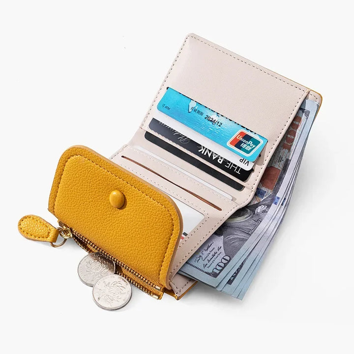 Portafoglio in pelle giallo e beige aperto con scomparti per carte di credito, monete e banconote. Design elegante e funzionale per donna.
