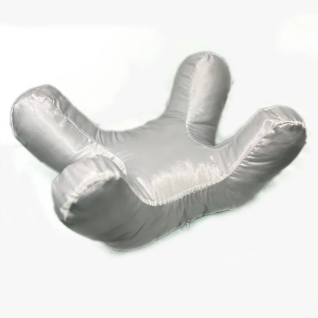 Cuscino ergonomico grigio a forma di mano, supporto per collo e schiena, ideale per relax e comfort, tessuto morbido e resistente.