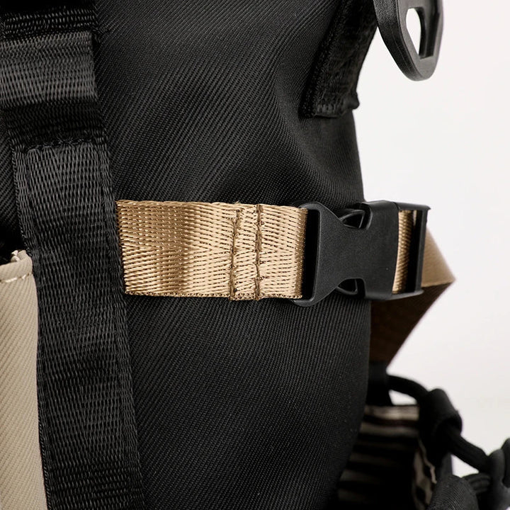 Zaino nero con fibbia a sgancio rapido in plastica, cinghia beige resistente, design robusto per escursioni, trekking, outdoor.