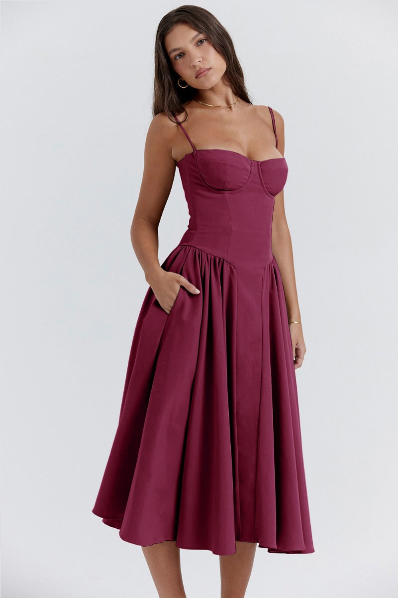 Abito midi donna bordeaux con spalline sottili, scollo a cuore e gonna svasata. Elegante e adatto per eventi formali o serate speciali.