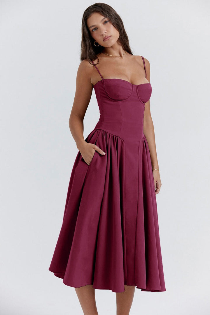 Abito midi donna bordeaux con spalline sottili, scollo a cuore e gonna svasata. Elegante e adatto per eventi formali o serate speciali.