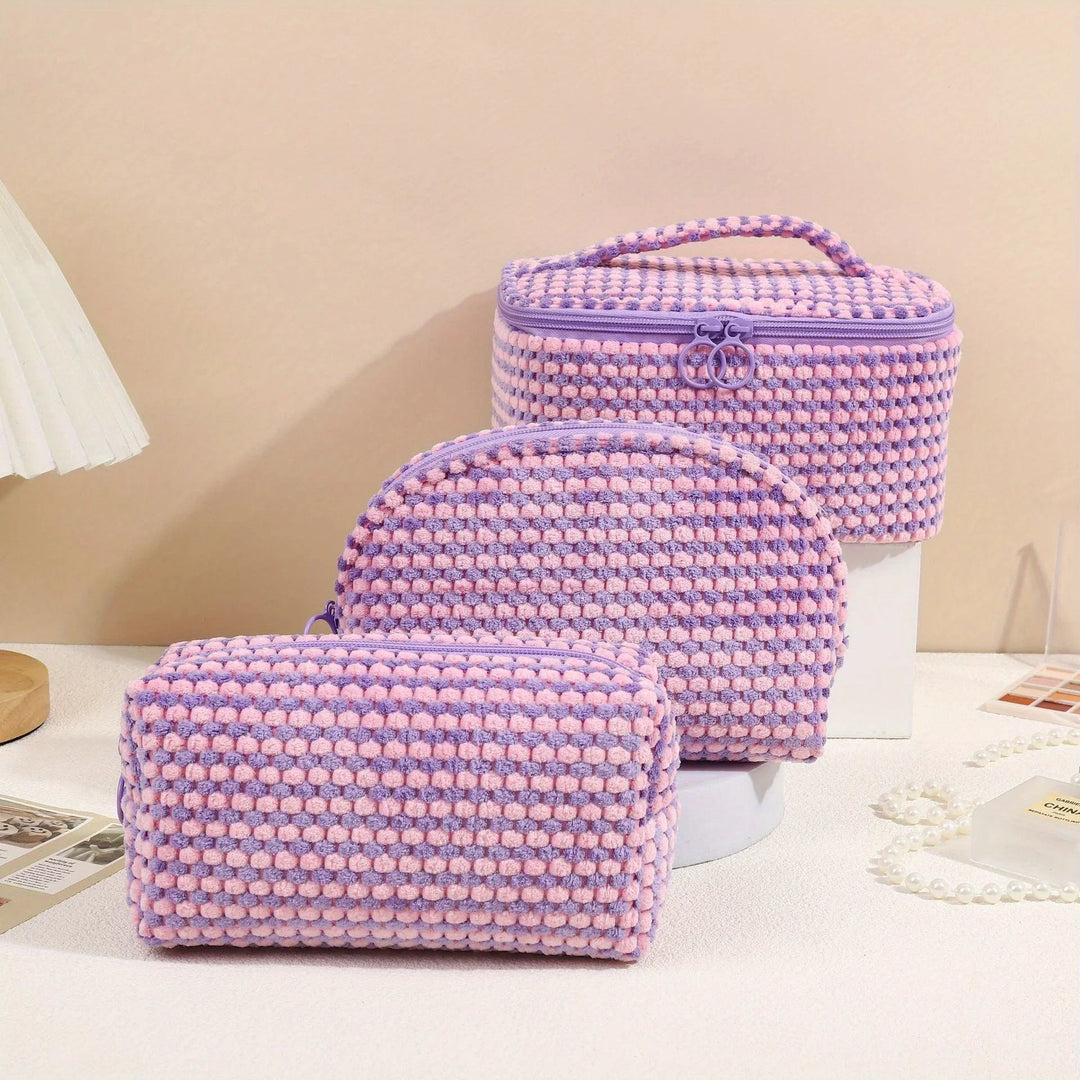 Set di tre borse da trucco in tessuto lavorato a maglia rosa e viola, con cerniera e manico, ideali per cosmetici e accessori da viaggio.