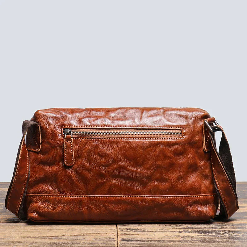Borsa a tracolla in pelle marrone, design vintage, con tasca posteriore con zip, ideale per uomo e donna. Accessorio moda elegante e pratico.