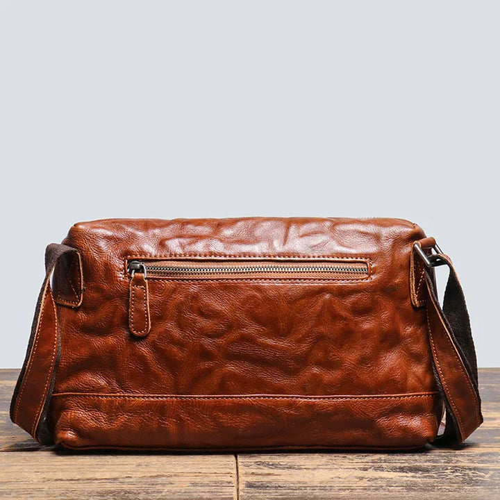 Borsa a tracolla in pelle marrone, design vintage, con tasca posteriore con zip, ideale per uomo e donna. Accessorio moda elegante e pratico.