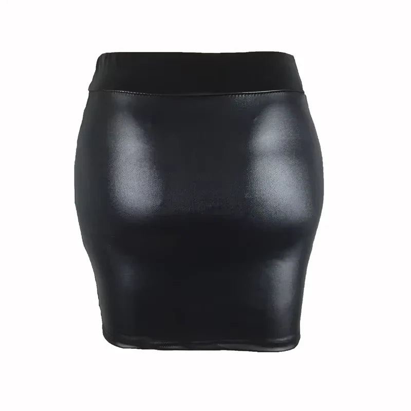 Gonna nera in ecopelle lucida, aderente, stile mini, perfetta per look eleganti e moderni. Ideale per moda donna autunno inverno.