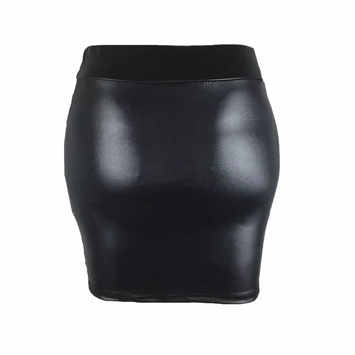 Gonna nera in ecopelle lucida, aderente, stile mini, perfetta per look eleganti e moderni. Ideale per moda donna autunno inverno.
