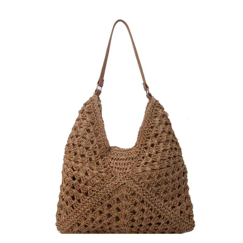 Borsa a spalla in paglia intrecciata marrone, design estivo, manico in pelle, stile boho chic, accessorio moda donna, capiente e leggero.