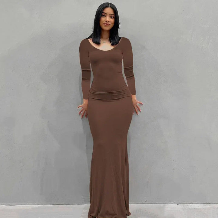 Abito lungo marrone aderente da donna, maniche lunghe, scollo a V, elegante e moderno, perfetto per eventi serali e occasioni speciali.