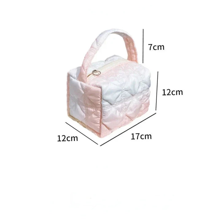 Borsa trapuntata rosa e bianca, dimensioni 17x12x12 cm, manico superiore, design elegante, ideale per moda femminile e accessori.