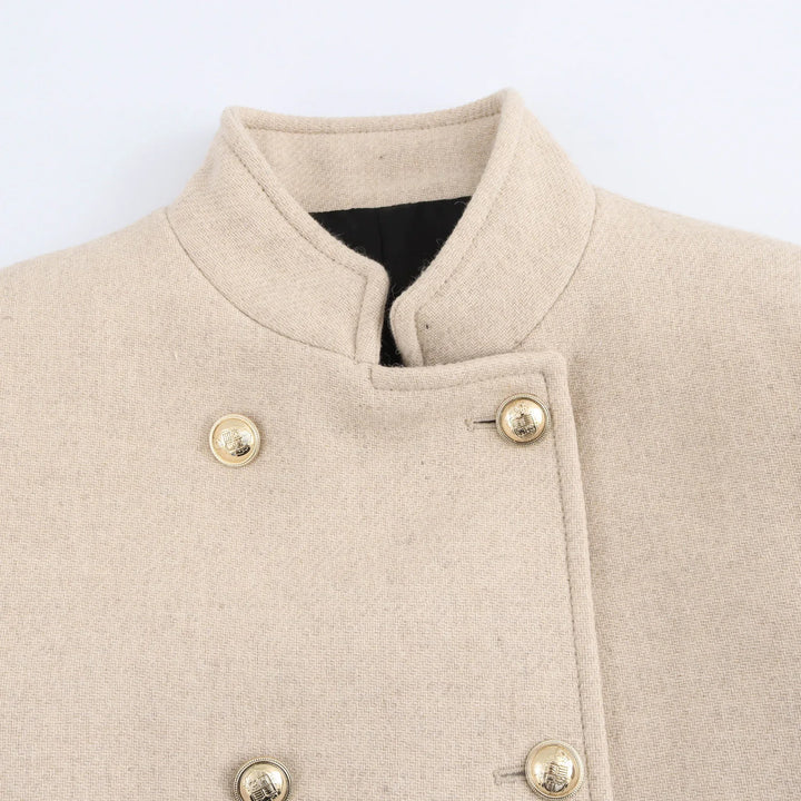 Giacca beige in lana con colletto alla coreana, doppio petto e bottoni dorati. Elegante e moderna, ideale per look autunnali e invernali.