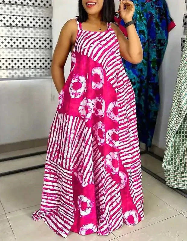 Abito lungo estivo rosa con motivo tie-dye bianco, senza maniche, indossato da una donna in piedi su pavimento piastrellato. Moda casual femminile.