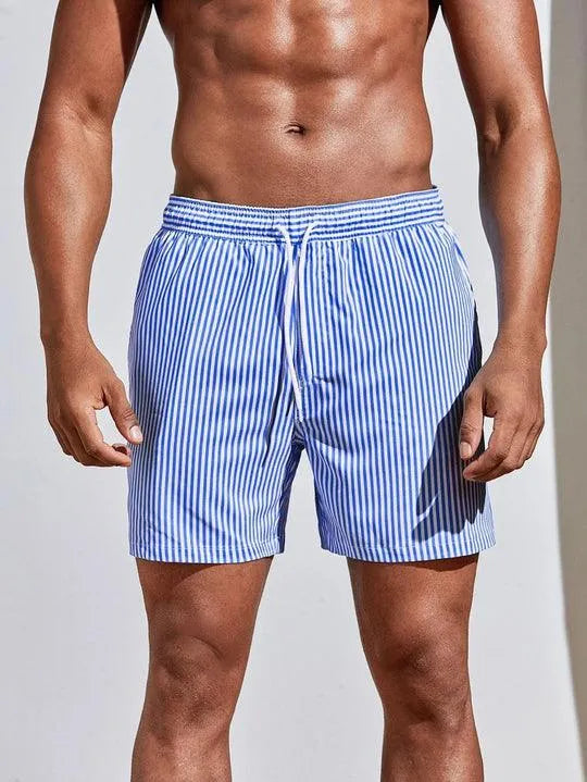Costume da bagno uomo a righe blu e bianche, elastico in vita, lunghezza media. Ideale per nuoto e spiaggia. Tessuto leggero e traspirante.