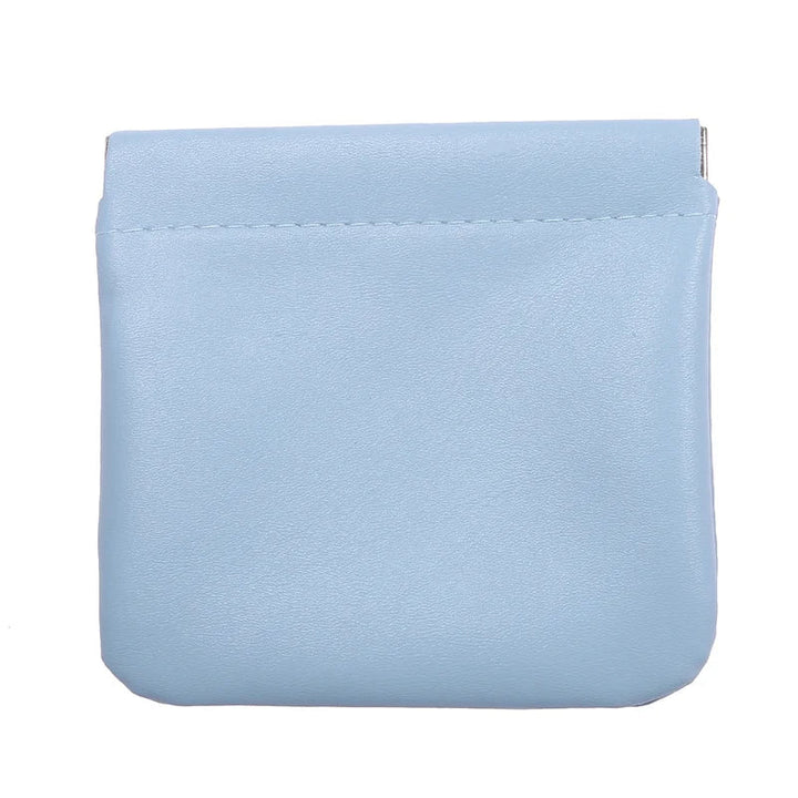 Portamonete in pelle azzurra, design minimalista, chiusura superiore. Accessorio moda elegante, ideale per donna. Perfetto per piccoli oggetti.