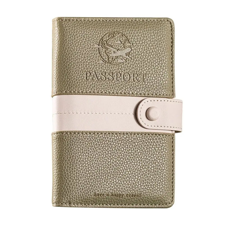 Custodia portapassaporto in pelle beige con chiusura a bottone, design elegante e resistente, ideale per viaggiatori. Accessorio viaggio essenziale.