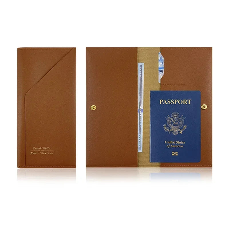 Portafoglio da viaggio in pelle marrone con passaporto USA, scomparti per carte e documenti, design elegante e funzionale per viaggiatori.