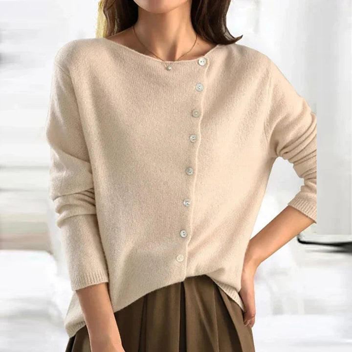 Maglione donna beige con bottoni decorativi, scollo a barca, maniche lunghe, stile casual elegante, perfetto per autunno e inverno.