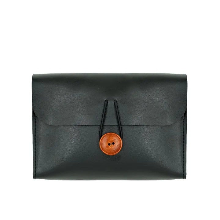 Elegante portafoglio in pelle nera con chiusura a bottone in legno, design minimalista, accessorio moda uomo e donna, alta qualità artigianale.
