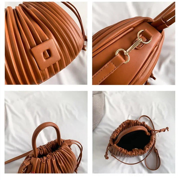 Borsa a tracolla in pelle marrone, design plissettato, chiusura con coulisse, dettagli in metallo dorato. Elegante accessorio moda donna.