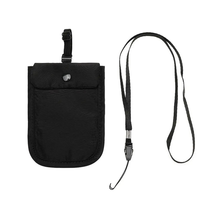 Porta badge nero con cordino regolabile, tasca frontale con bottone. Accessorio pratico per eventi, conferenze, lavoro.
