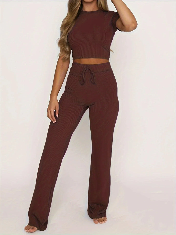 Completo donna marrone a coste, composto da top corto e pantaloni a vita alta. Abbigliamento casual elegante, moda femminile autunnale.