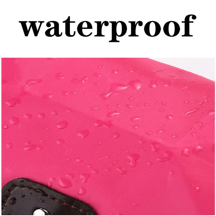 Tessuto impermeabile rosa con gocce d'acqua, dettaglio di una borsa resistente all'acqua. Accessorio moda pratico e funzionale.