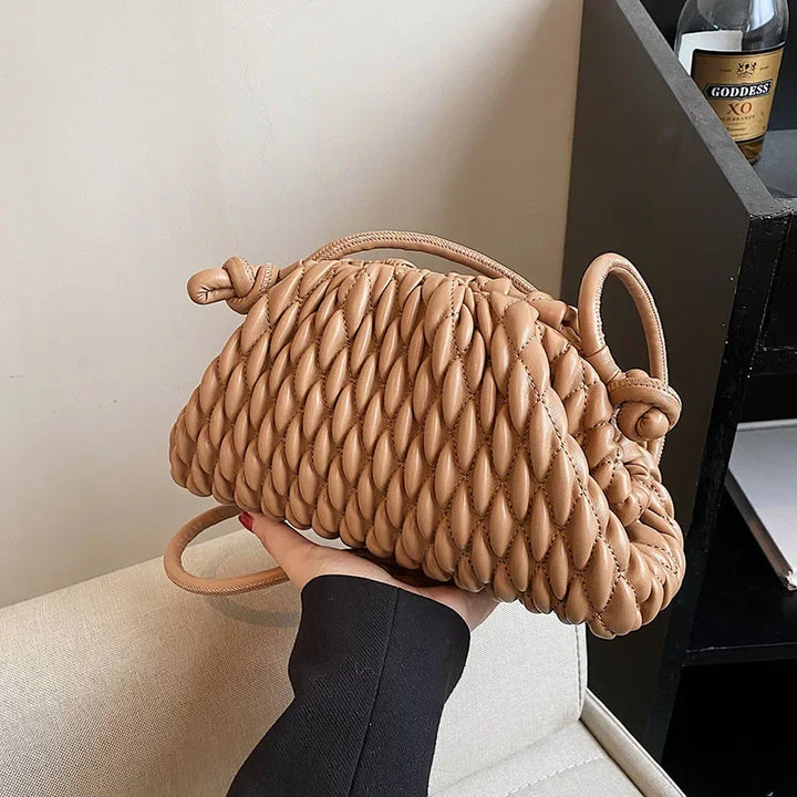 Borsa a mano intrecciata in pelle marrone, design elegante e moderno, perfetta per moda donna, accessorio di tendenza, stile casual chic.