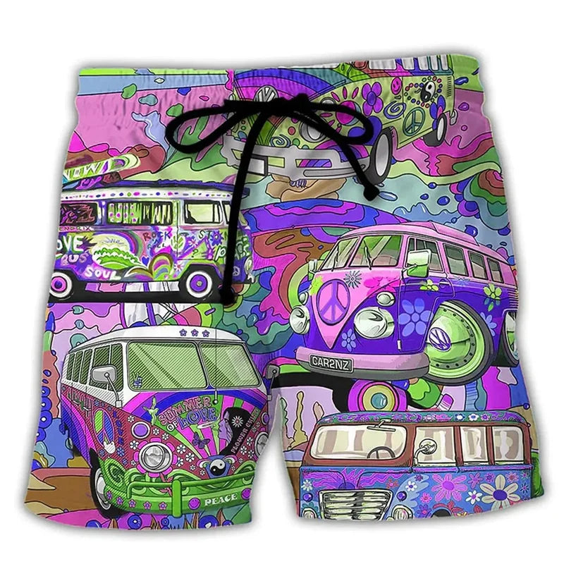 Pantaloncini da bagno colorati con stampa psichedelica di furgoni hippie, simboli di pace e motivi floreali. Design vivace e retrò anni '60.