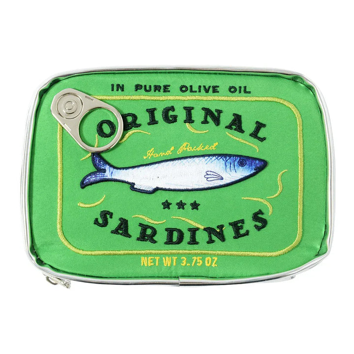 Scatola di sardine in olio d'oliva puro, etichetta verde con illustrazione di pesce, 3.75 oz. Confezione originale, cibo in scatola di alta qualità.