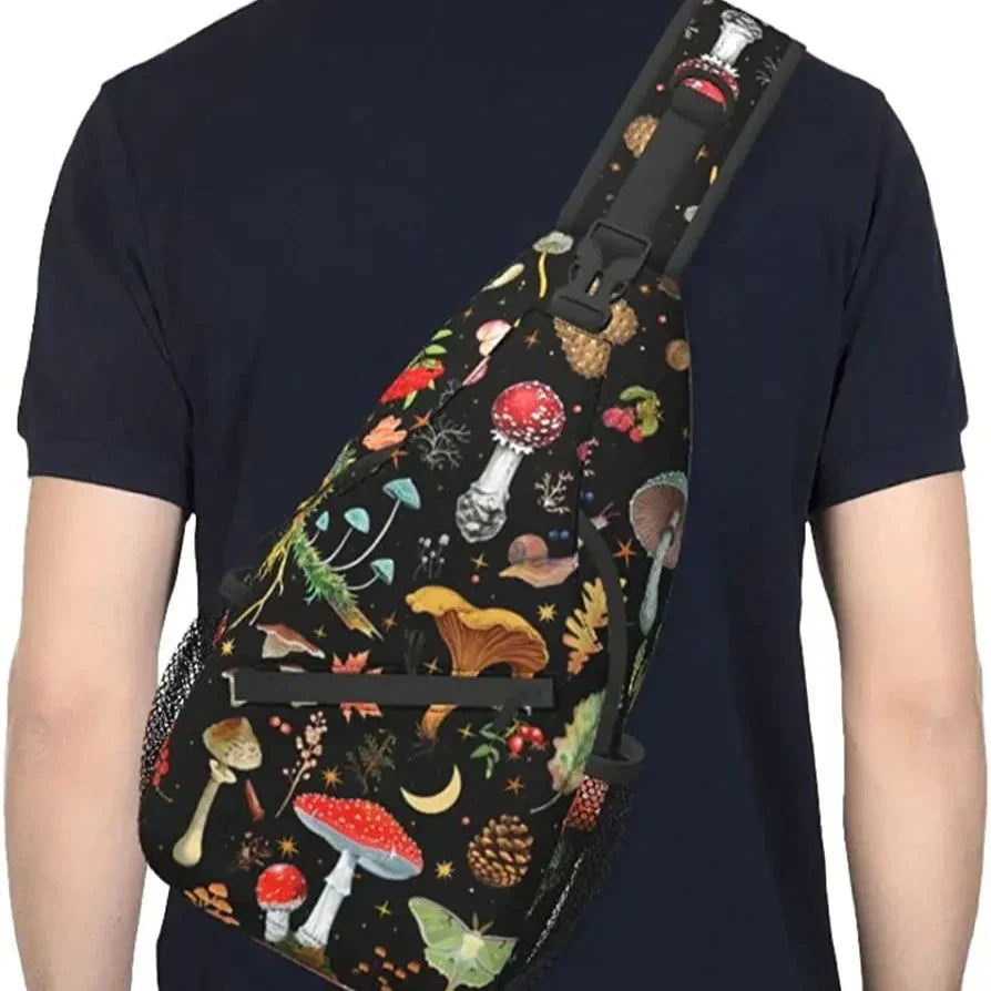 Zaino a tracolla nero con stampa di funghi colorati, indossato da una persona. Design unico, accessorio moda, stile casual.