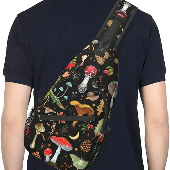 Zaino a tracolla nero con stampa di funghi colorati, indossato da una persona. Design unico, accessorio moda, stile casual.