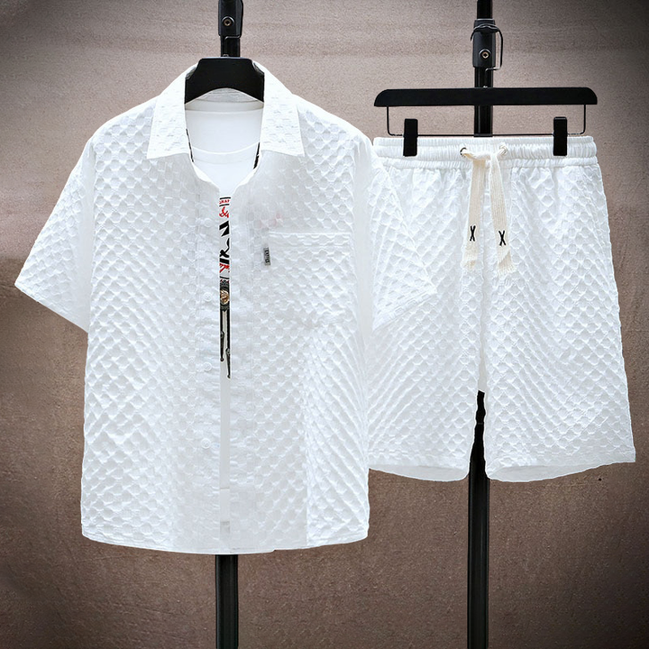 Set coordinato estivo uomo bianco, camicia a maniche corte e pantaloncini in tessuto trapuntato, casual e leggero, ideale per moda estiva.