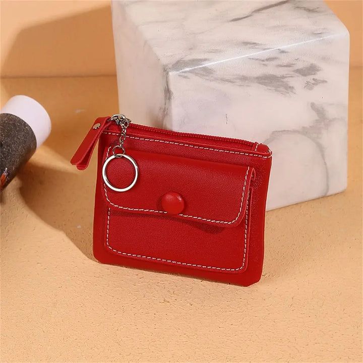 Portafoglio donna in pelle rossa con cerniera e anello portachiavi, design compatto, elegante e pratico, ideale per carte e monete.