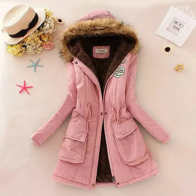 Giacca invernale rosa con cappuccio in pelliccia sintetica, tasche frontali e decorazioni. Perfetta per moda donna, abbigliamento caldo e casual.