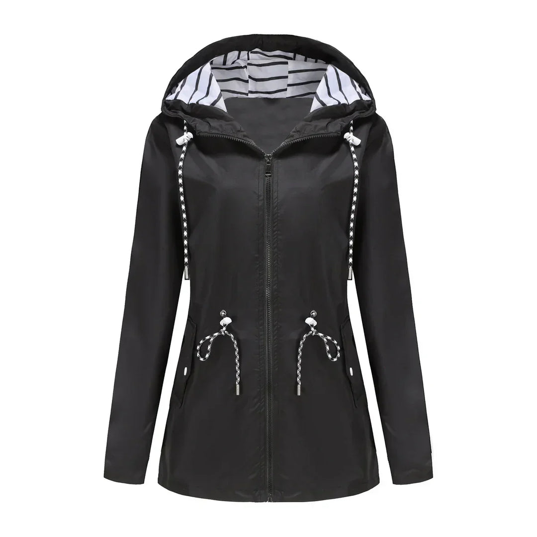 Giacca impermeabile nera da donna con cappuccio, cerniera frontale, coulisse regolabili e fodera a righe. Ideale per pioggia e outdoor.