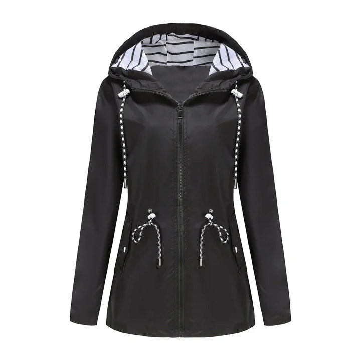 Giacca impermeabile nera da donna con cappuccio, cerniera frontale, coulisse regolabili e fodera a righe. Ideale per pioggia e outdoor.