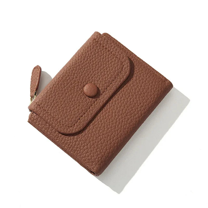 Portafoglio in pelle marrone con chiusura a bottone, design compatto, ideale per uomo e donna. Accessorio elegante e funzionale per ogni occasione.