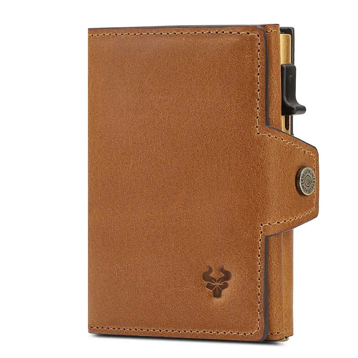 Portafoglio in pelle marrone con chiusura a bottone, design compatto e logo inciso. Accessorio elegante per uomo, ideale per carte e contanti.