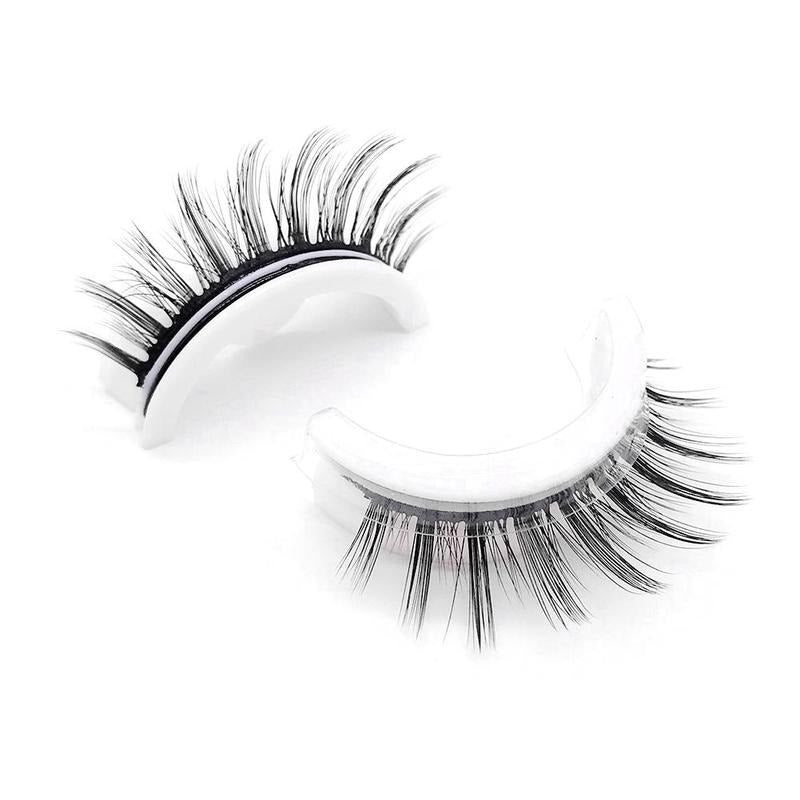 Ciglia finte nere su sfondo bianco, lunghe e voluminose, ideali per un look drammatico. Accessorio bellezza, trucco occhi, ciglia magnetiche.