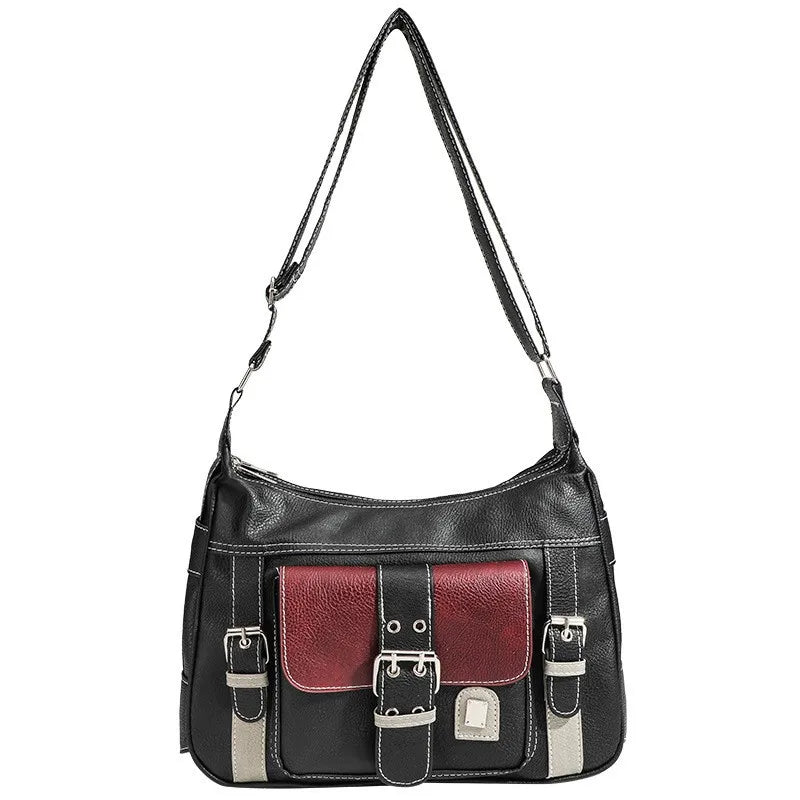 Borsa a tracolla in pelle nera con dettagli rossi e fibbie argentate, tasca frontale, design elegante e moderno, accessorio moda donna.